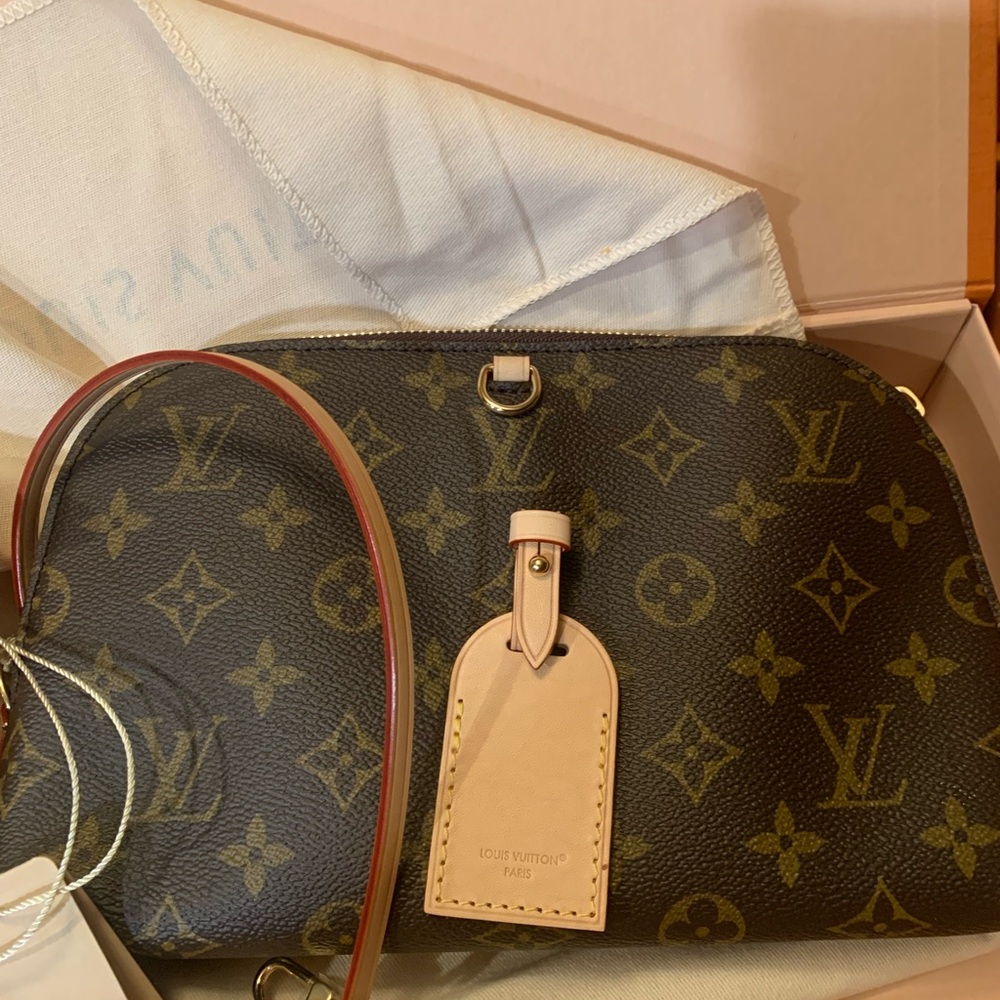 Absolutely stunning brand new Louis Vuitton Monogram Brown purse w/unique lining